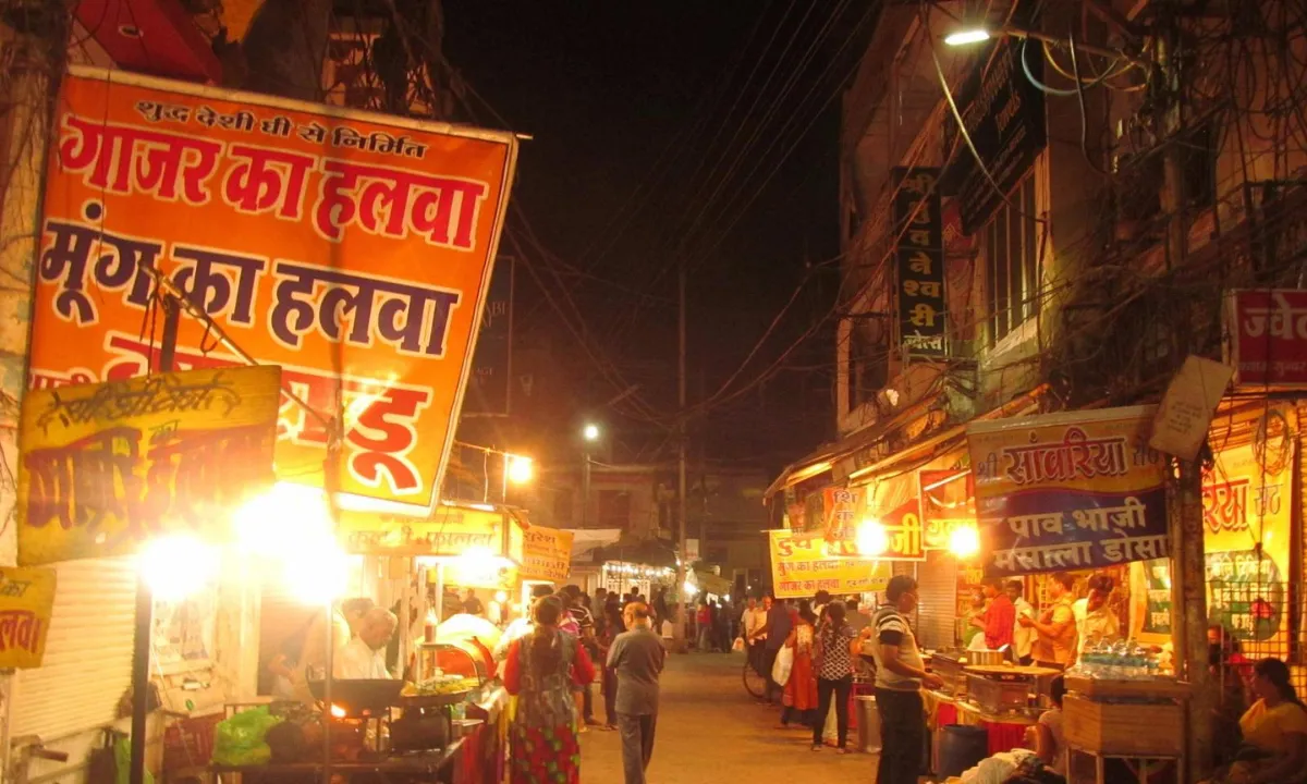 Sarafa Night Food Market famous street food destination in Indore